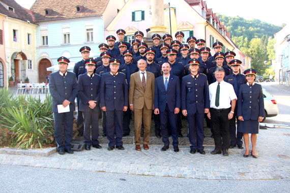 Die neuen Polizisten mit den Ehrengästen, an der Spitze MR Karl Hutter und LAbg. Hubert Lang